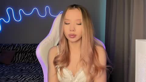 Snapshot of neyrmina chatting on 5, 3, 2025 Mina online show from 5, 3, 2025