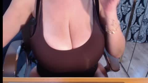 Snapshot of nicky_38hhugetits chatting on 22, 10, 2025 Nicky online show from 22, 10, 2025