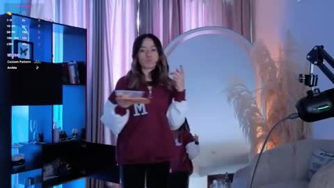 Snapshot of nickywindsor chatting on 12, 9, 2025 Nicky online show from 12, 9, 2025