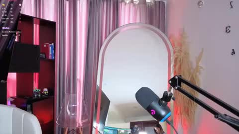 Snapshot of nickywindsor chatting on 25, 9, 2025 Nicky online show from 25, 9, 2025