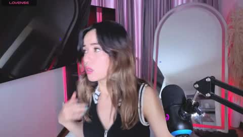 Snapshot of nickywindsor chatting on 2, 10, 2025 Nicky online show from 2, 10, 2025