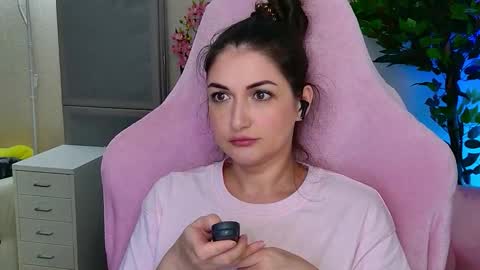 Nicole Online at about after 1000  6  UK time or 900  - 500  UK time it approximate time interval online show from 18, 9, 2025