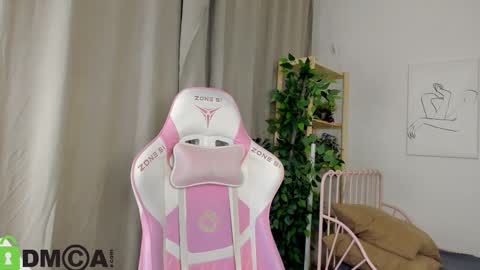 Snapshot of nicole_charm chatting on 21, 10, 2025 GMT7TueWedThSu 0300am-0900am. Sa 1000am-0400pm online show from 21, 10, 2025