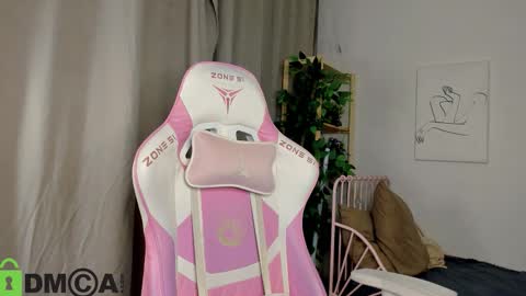 Snapshot of nicole_charm chatting on 23, 10, 2025 GMT7TueWedThSu 0300am-0900am. Sa 1000am-0400pm online show from 23, 10, 2025