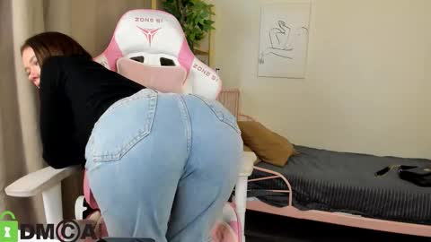 Snapshot of nicole_charm chatting on 26, 10, 2025 GMT7TueWedThSu 0300am-0900am. Sa 1000am-0400pm online show from 26, 10, 2025