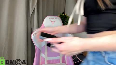 Snapshot of nicole_charm chatting on 10, 11, 2025 GMT7TueWedThSu 0300am-0900am. Sa 1000am-0400pm online show from 10, 11, 2025