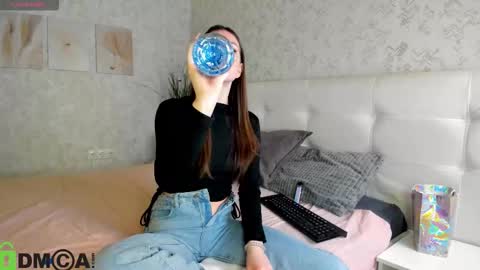 Snapshot of nicole_charm chatting on 13, 11, 2025 GMT7TueWedThSu 0300am-0900am. Sa 1000am-0400pm online show from 13, 11, 2025