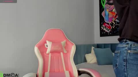 Snapshot of nicole_charm chatting on 15, 12, 2025 GMT7TueWedThSu 0300am-0900am. Sa 1000am-0400pm online show from 15, 12, 2025