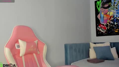 Snapshot of nicole_charm chatting on 16, 12, 2025 GMT7TueWedThSu 0300am-0900am. Sa 1000am-0400pm online show from 16, 12, 2025