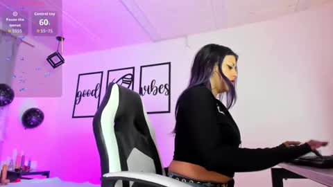 Snapshot of nicolee_millerr chatting on 4, 11, 2025 nicolee millerr online show from 4, 11, 2025