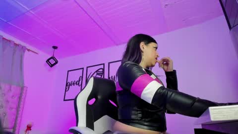 Snapshot of nicolee_millerr chatting on 20, 5, 2026 nicolee millerr online show from 20, 5, 2026