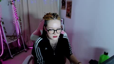 Snapshot of nicolefloret chatting on 5, 2, 2025 Nicole online show from 5, 2, 2025