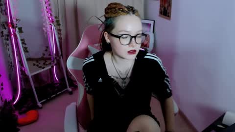 Snapshot of nicolefloret chatting on 5, 2, 2025 Nicole online show from 5, 2, 2025