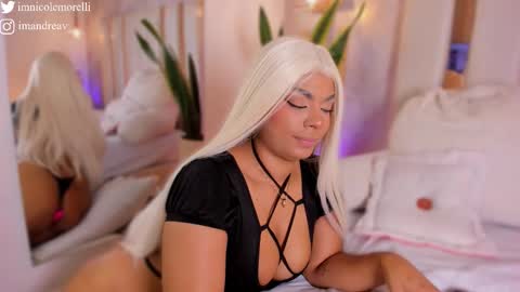 Snapshot of nicolemorelli2 chatting on 13, 11, 2025 Andrea give it a thumbs up please its important online show from 13, 11, 2025