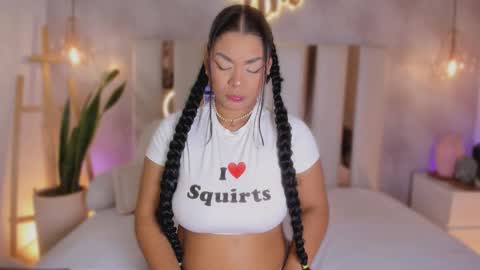 Snapshot of nicolemorelli2 chatting on 21, 11, 2025 Andrea give it a thumbs up please its important online show from 21, 11, 2025