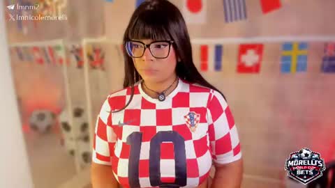 Snapshot of nicolemorelli2 chatting on 27, 6, 2026 Andrea give it a thumbs up please its important online show from 27, 6, 2026