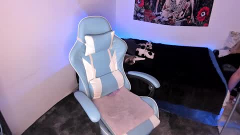 Nicol independent model online show from 25, 2, 2025