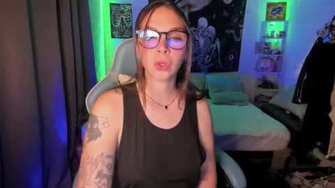 Nicol independent model online show from 10, 11, 2025