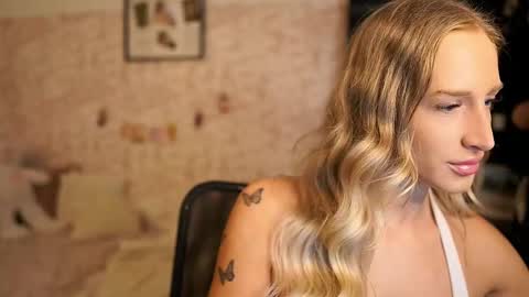 nicolette__shea_ online show from 28, 10, 2025