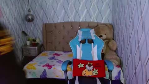 Nicolle Miley online show from 19, 2, 2025