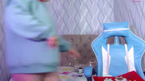 Nicolle Miley online show from 6, 3, 2025