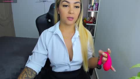 Snapshot of nicolporto chatting on 5, 10, 2025 Nicol online show from 5, 10, 2025