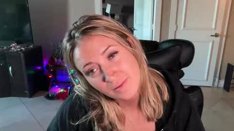 Snapshot of nikki_cums chatting on 18, 12, 2025 NikkiCums online show from 18, 12, 2025