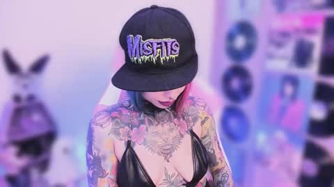 Snapshot of nikkiramone chatting on 13, 11, 2025 Nikki Ramone online show from 13, 11, 2025