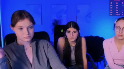 Snapshot of nikol_kitt chatting on 23, 11, 2025 Little Niko Help me reach my goals online show from 23, 11, 2025