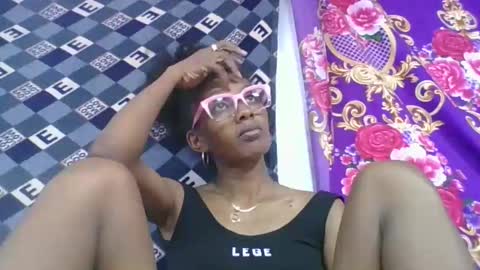 ninie246746 online show from 15, 4, 2026