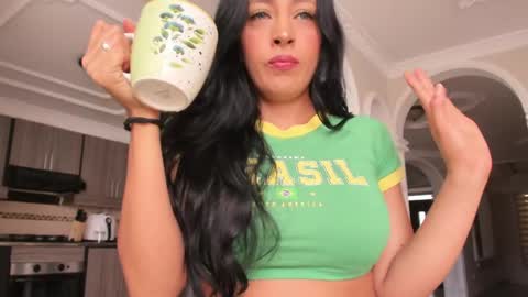  In instagram dayhannanoemi online show from 11, 4, 2026