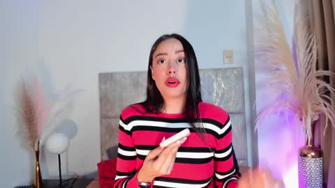 Snapshot of nora_dasilva chatting on 5, 2, 2025 Nora Da Silva online show from 5, 2, 2025