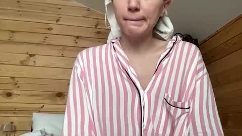 Snapshot of nursedoll chatting on 13, 11, 2025 Ema online show from 13, 11, 2025