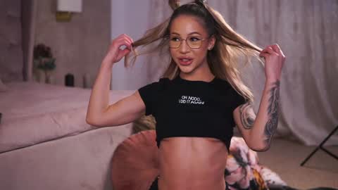 Snapshot of nyrobinova chatting on 30, 1, 2025 nyrobinova online show from 30, 1, 2025