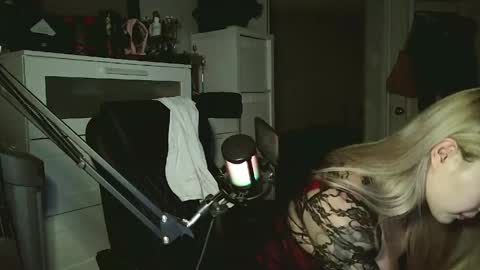 Snapshot of obeycarrienoona chatting on 21, 4, 2026 Goddess Carrie online show from 21, 4, 2026