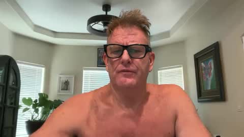 Snapshot of obsidianheartsx chatting on 12, 9, 2025 SimplyUs online show from 12, 9, 2025