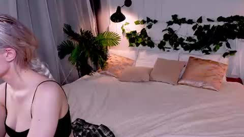 Lily online show from 10, 7, 2026