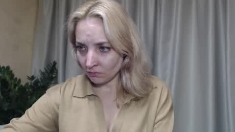 Snapshot of ohsweetmari chatting on 3, 10, 2025 Mari online show from 3, 10, 2025