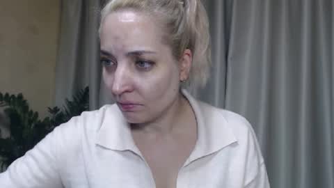 Snapshot of ohsweetmari chatting on 4, 10, 2025 Mari online show from 4, 10, 2025