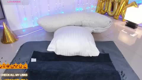 ohyesly_ online show from 1, 11, 2025