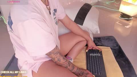 ohyesly_ online show from 13, 1, 2026