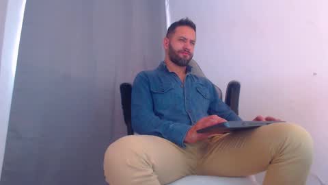 Snapshot of oliverdrew1 chatting on 3, 1, 2025 oliver online show from 3, 1, 2025