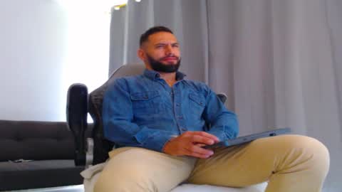 Snapshot of oliverdrew1 chatting on 5, 11, 2025 oliver online show from 5, 11, 2025