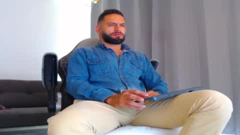 Snapshot of oliverdrew1 chatting on 10, 11, 2025 oliver online show from 10, 11, 2025