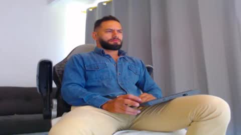 Snapshot of oliverdrew1 chatting on 12, 11, 2025 oliver online show from 12, 11, 2025