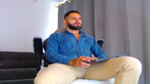 Snapshot of oliverdrew1 chatting on 2, 12, 2025 oliver online show from 2, 12, 2025