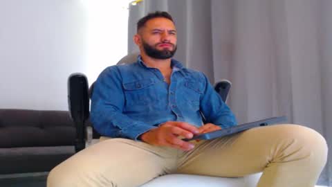 Snapshot of oliverdrew1 chatting on 4, 12, 2025 oliver online show from 4, 12, 2025