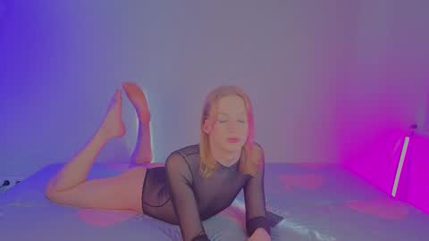 oliviaapink online show from 27, 3, 2026