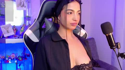 Snapshot of oliviamcneill chatting on 7, 3, 2025 Olivia Mcneill online show from 7, 3, 2025