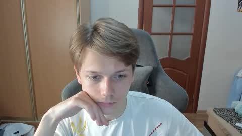 Snapshot of olvr_zoolander chatting on 17, 12, 2025 Oliver and Mira online show from 17, 12, 2025